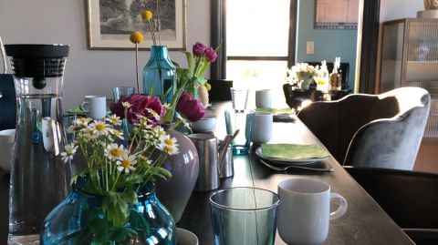 Kaffeetafel mit Blumen wohnzimmer